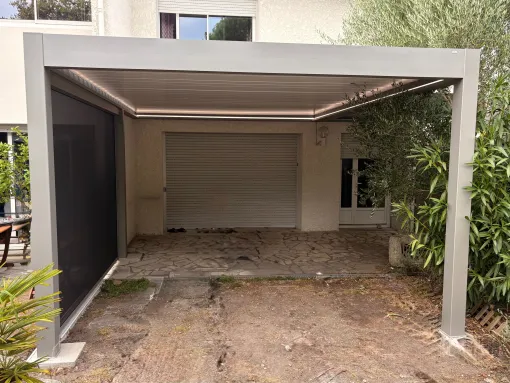 Installation d'une pergola bioclimatique et d'une pergola toit plat en aluminium sur Bordeaux, Bordeaux, RENOVISOL 33