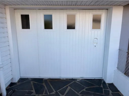 Pose d'une porte de garage latérale en aluminium motorisée sur Mérignac, Bordeaux, RENOVISOL 33