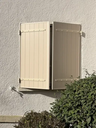 Installation de volets battants de marque Loubat en PVC à Mérignac, Bordeaux, RENOVISOL 33