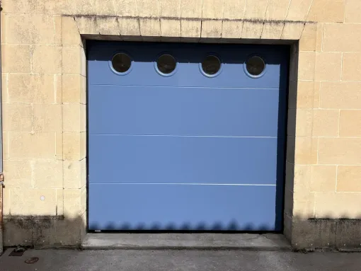 Installation d’une porte de garage sectionnelle avec moteur SOMFY sur Bordeaux, Bordeaux, RENOVISOL 33
