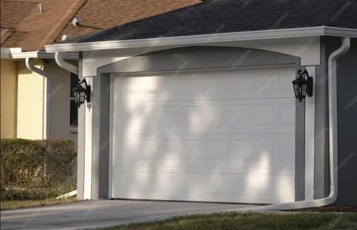 Installation d’une porte de garage sectionnelle en aluminium avec motorisation SOMFY au Haillan, Bordeaux, RENOVISOL 33