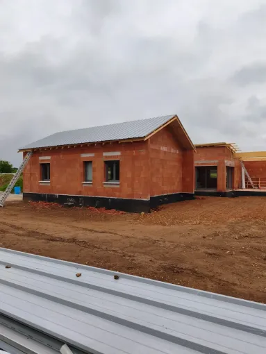 Pose de fenêtre en aluminium sur une maison neuve à Villenave-d'Ornon, Bordeaux, RENOVISOL 33