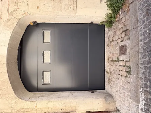 Installation d'une porte sectionnelle gris anthracite avec moteur SOMFY, Bordeaux, RENOVISOL 33