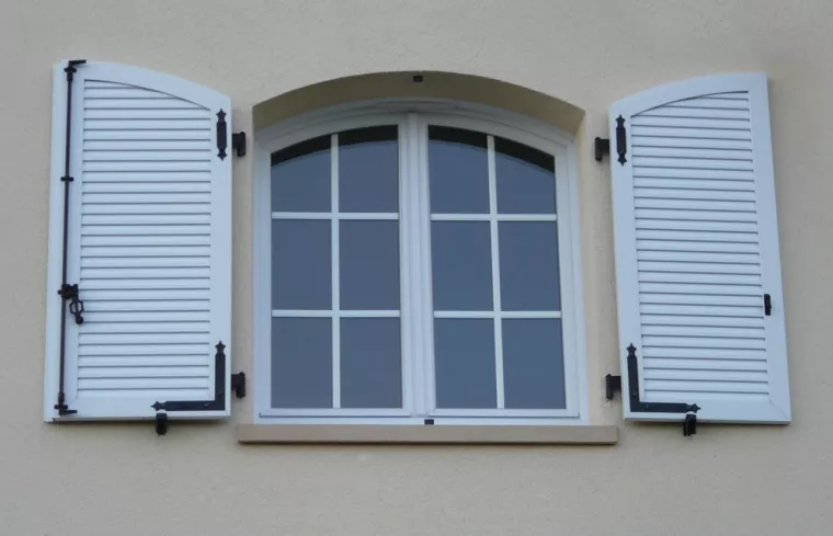 Combien de temps prend la pose de volets battants et moustiquaire sur toutes les fenêtres d'une maison familiale?, Bordeaux, RENOVISOL 33