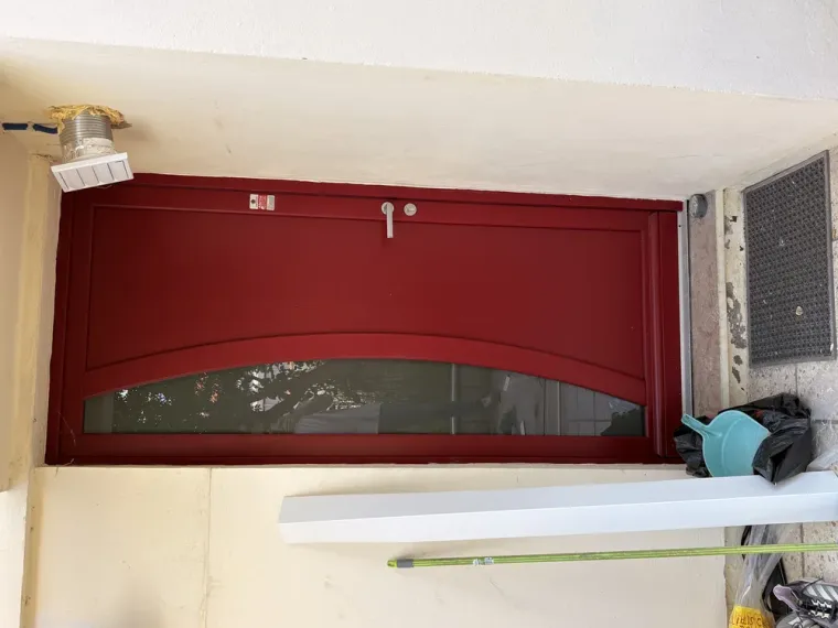 Installation d'une porte en bois exotique sur Pessac de marque ADAM, Bordeaux, RENOVISOL 33