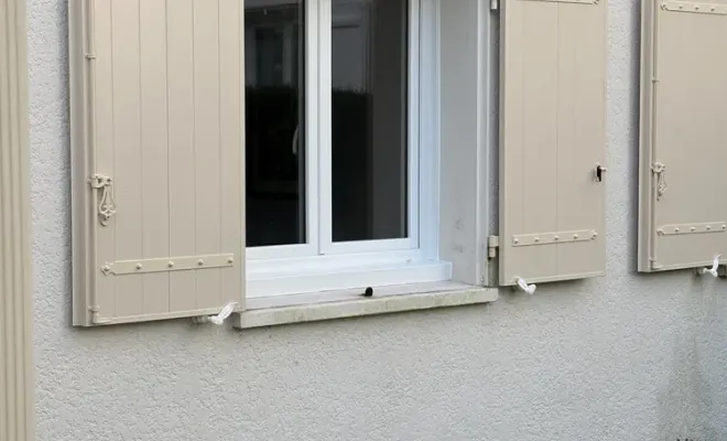 Installation de volets battants de marque Loubat en PVC à Mérignac, Bordeaux, RENOVISOL 33