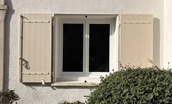 Installation de volets battants de marque Loubat en PVC à Mérignac, Bordeaux, RENOVISOL 33